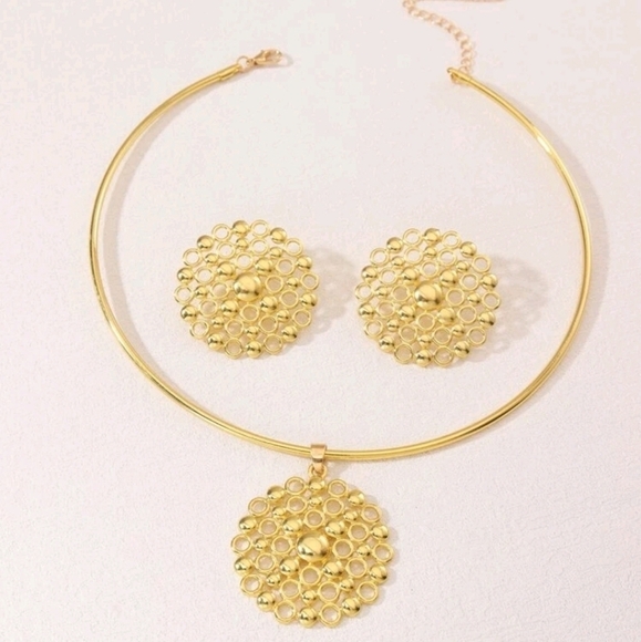 Set of Gold tone Hollow Out Round Charm beaded pendant Necklace &‎ Stud Earrings - Picture 1 of 4